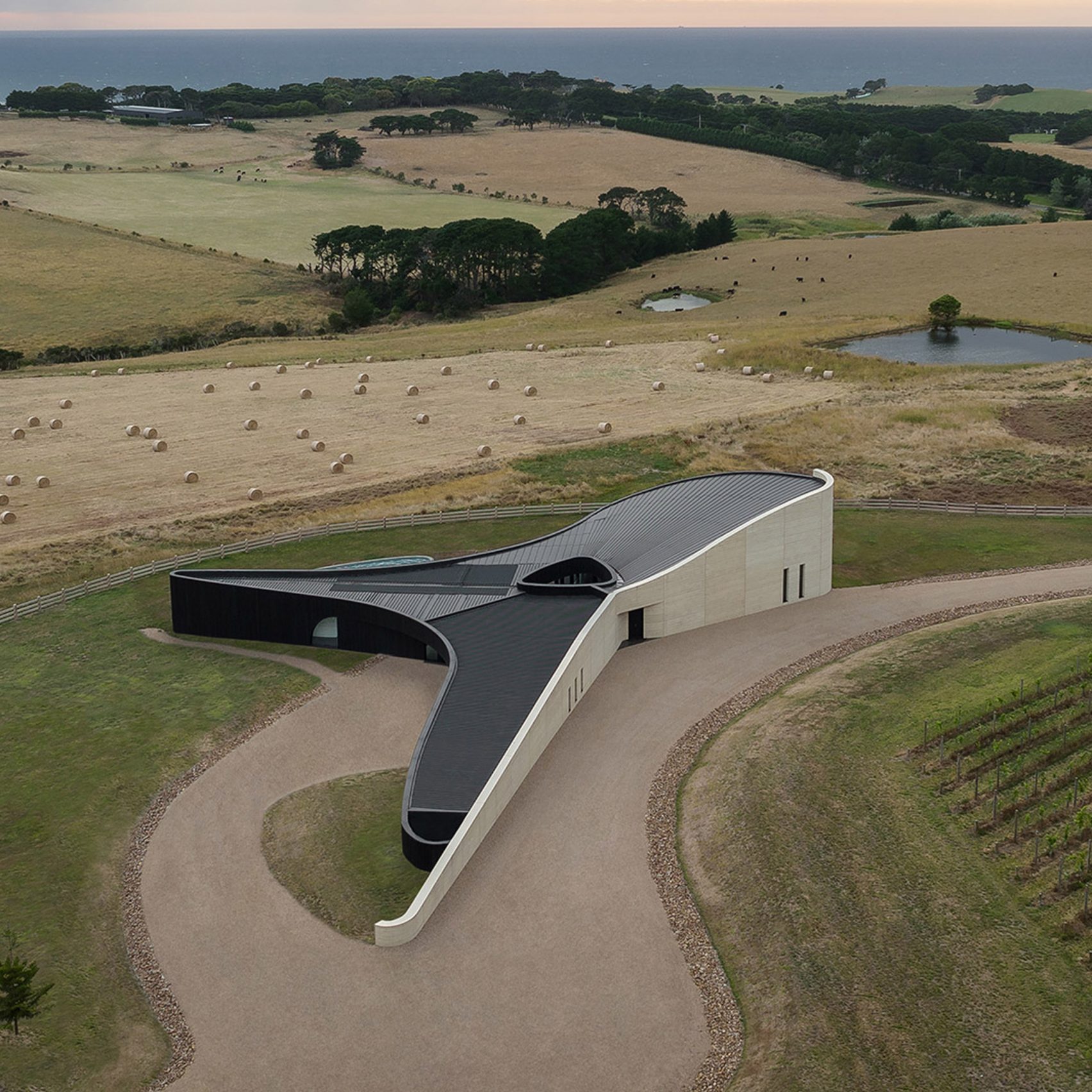 Wood Marsh creates rammed-earth Peninsula House on Australian coast ...