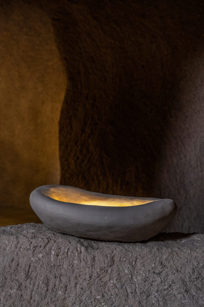 Table lamp shaped like a pebble