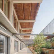 Outdoor walkway at the Eugenie Brazier school by Vurpas Architectes