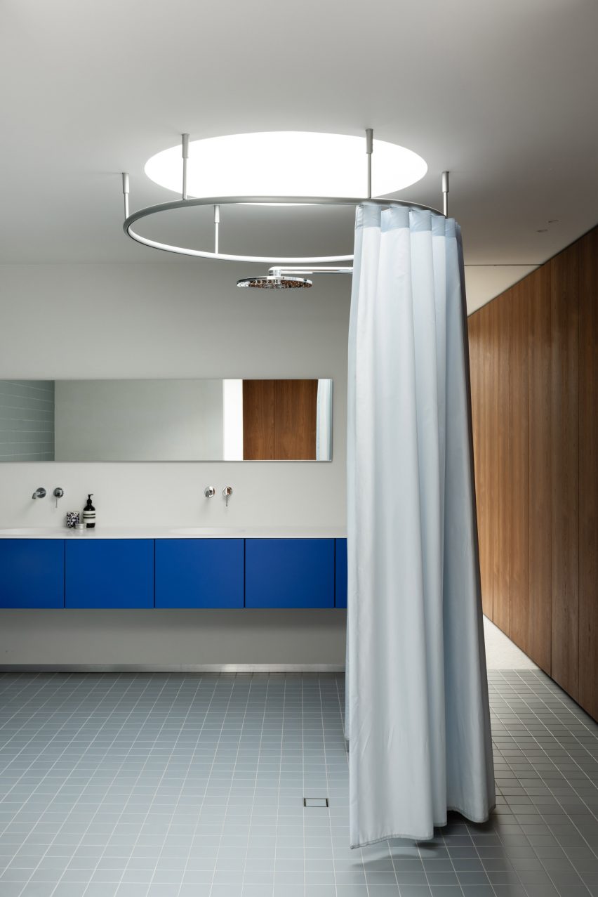 En-suite bathroom of Well by Memo Architectuur