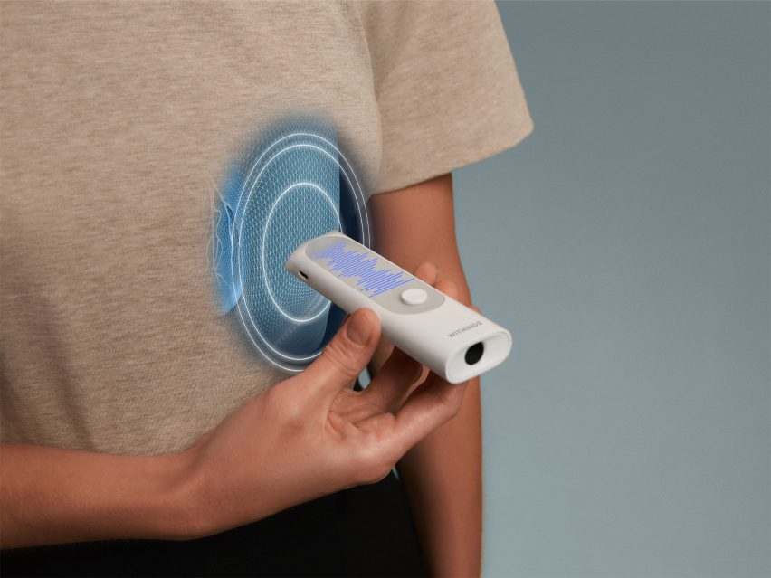 Digital collage based on a photo of a peron holding the Withings BeamO to their chest to use as a digital stethoscope, with a small digital illustration in light blue suggesting a scan of the chest