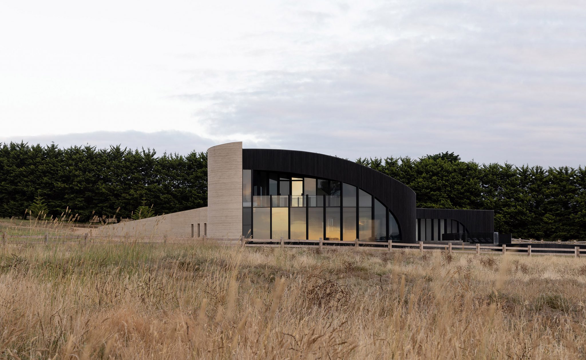 Wood Marsh creates rammed-earth Peninsula House on Australian coast ...