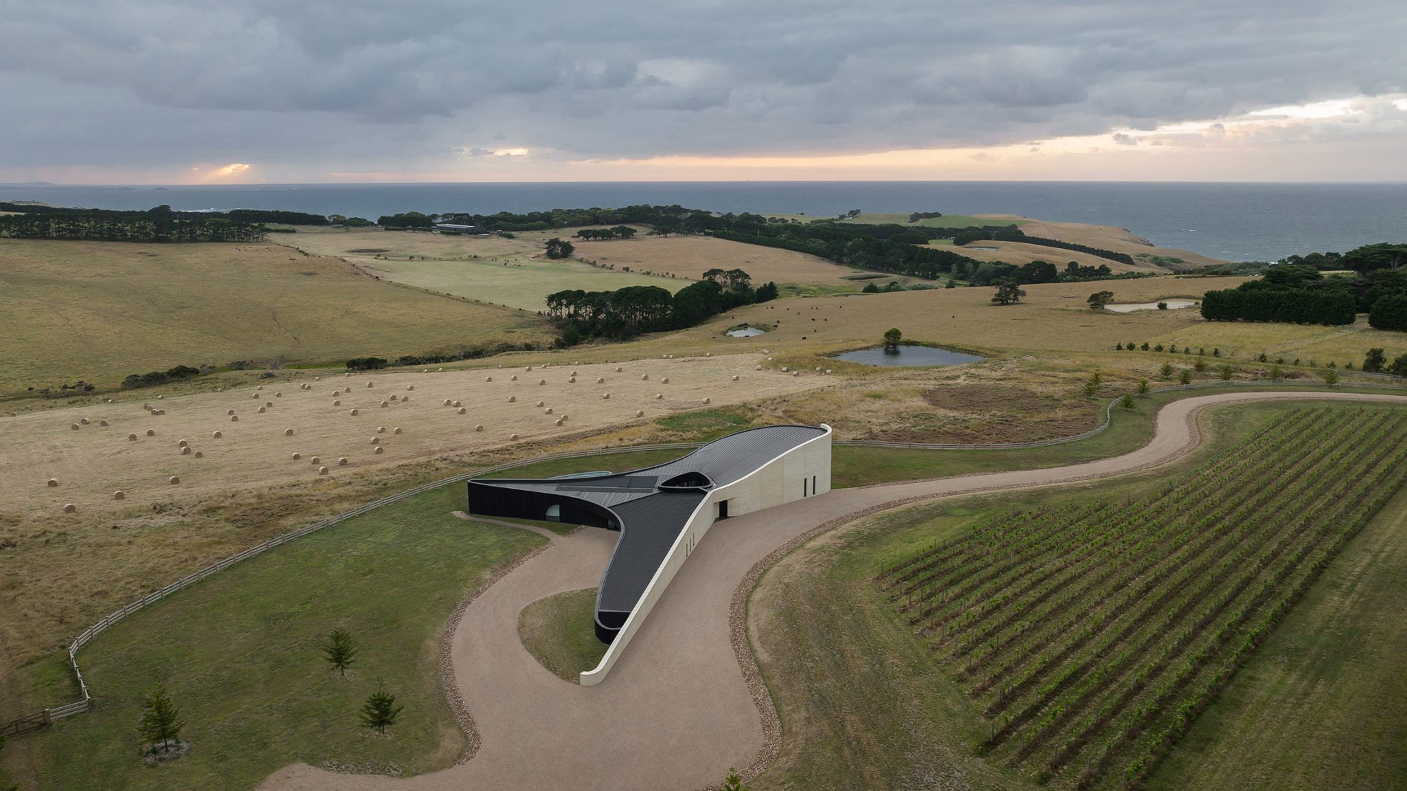 Wood Marsh creates rammed-earth Peninsula House on Australian coast ...