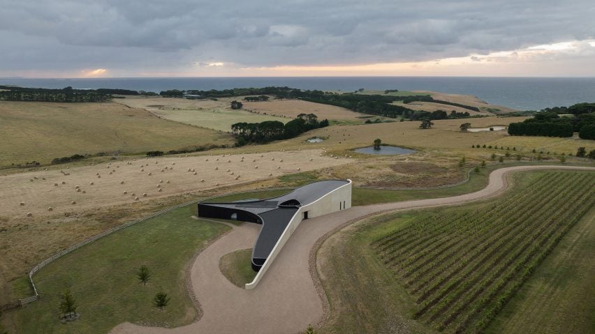 Sculptural Peninsula House in Melbourne with rammed earth walls