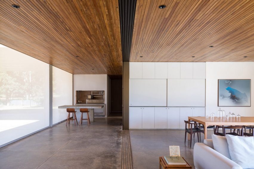 Un salon avec plafond en bois
