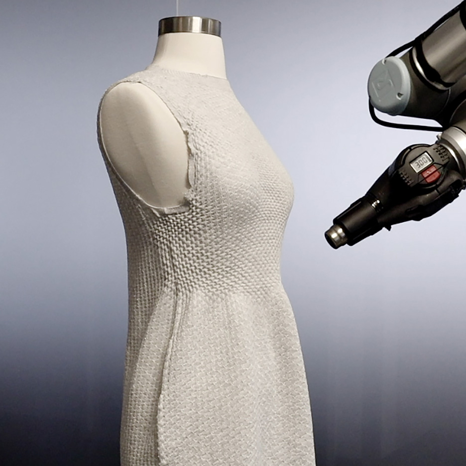 Sukienka z dzianiny 4D firmy MIT zmienia kształt w odpowiedzi na ciepło