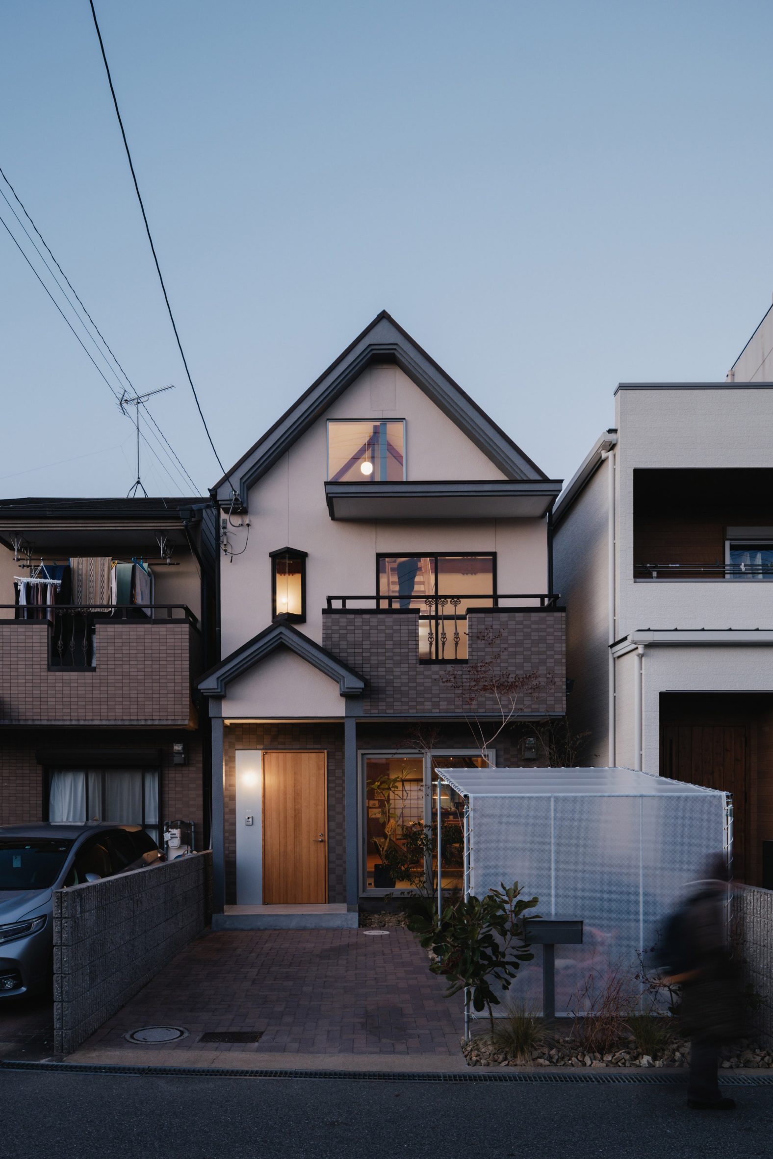 Japanese home exterior by Akio Isshiki Architects