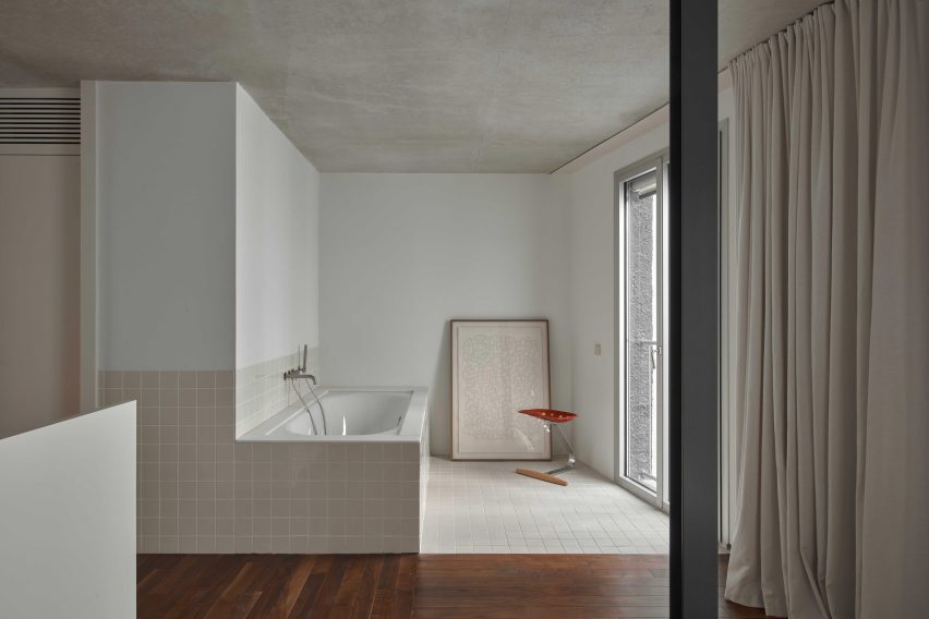 Bathroom of house in Barcelona by Juan Gurrea Rumeu of Gr-os