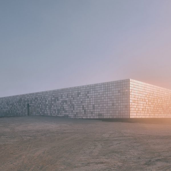Bilgin Architects, Türkiye'de bir güneş enerjisi çiftliğinin merkezini yansıtıcı çelikle kaplıyor