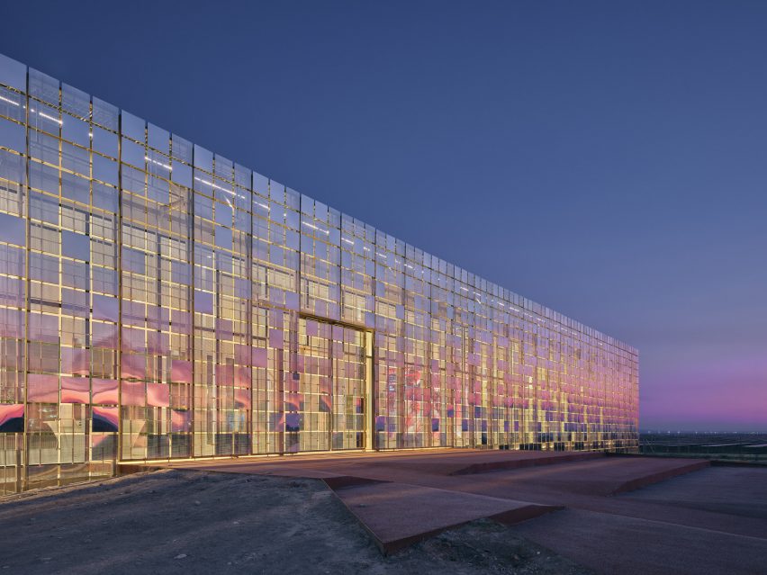 Bilgin Architects imzalı Merkezi Kontrol Binasının cephesi gün batımında