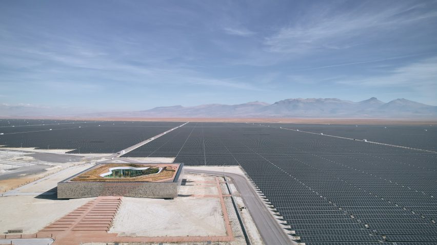 Bilgin Architects, Türkiye'deki güneş enerjisi çiftliği merkezini aynalı çelikle kapladı