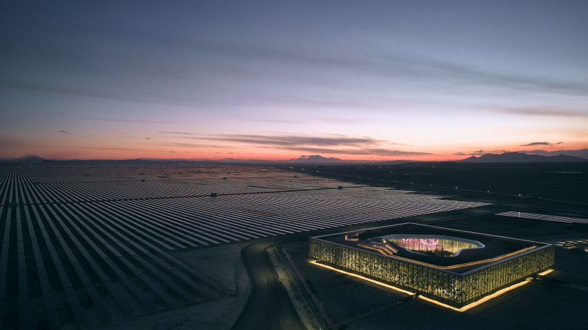 Bilgin Architects'in güneş enerjisi çiftliğinin ortasındaki merkezi kontrol binasının gece görünümü