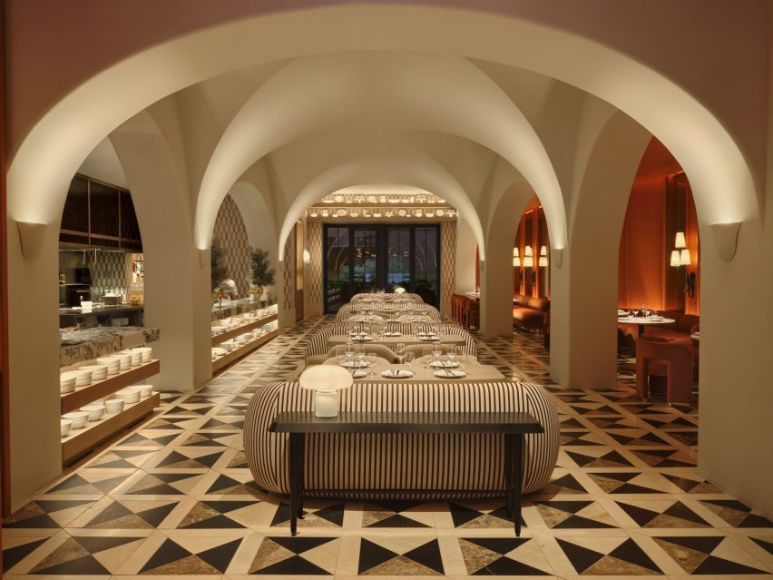 اتاق غذاخوری با رنگ خنثی با سقف‌های طاق‌دار و کف شطرنجی
