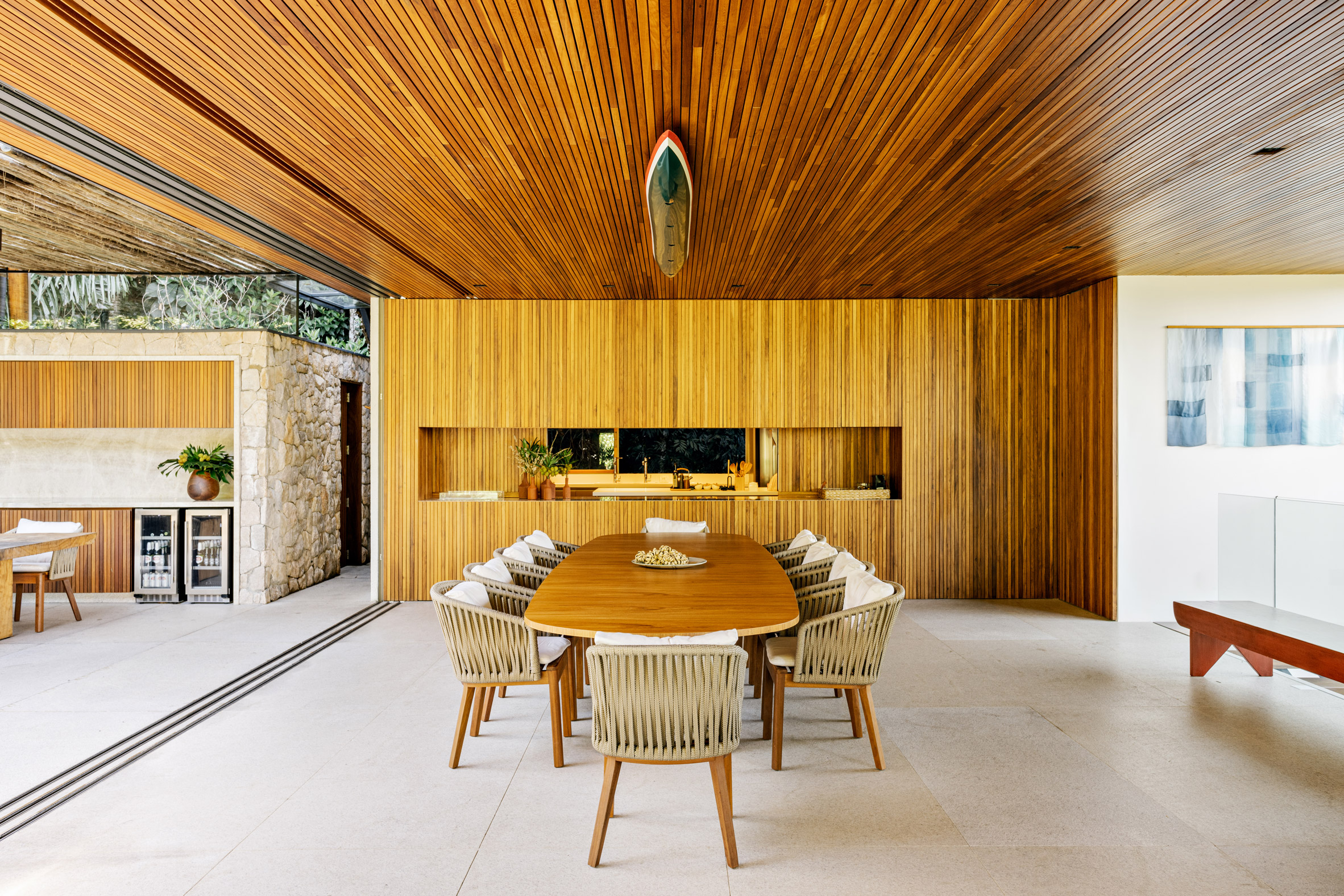 Room with plank ceiling made of Cumaru wood by DB Arquitetos and Marina Salles
