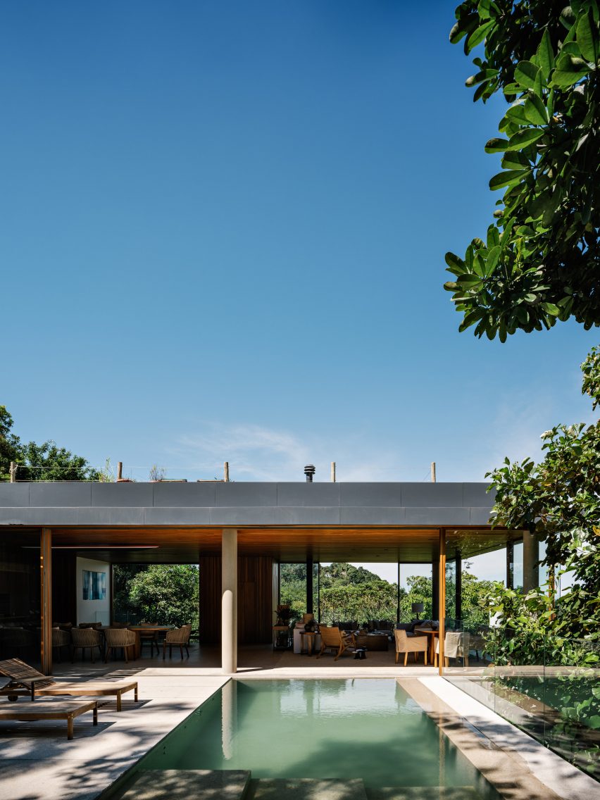 Swimming pool at home by DB Arquitetos and Marina Salles 