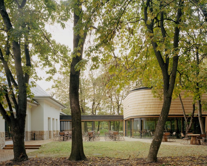 Shingle-clad extension in Budapest