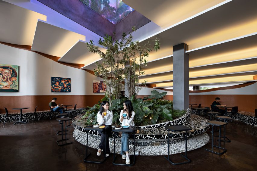 Area tempat duduk yang diterangi oleh skylight di Frame Garden di Jakarta
