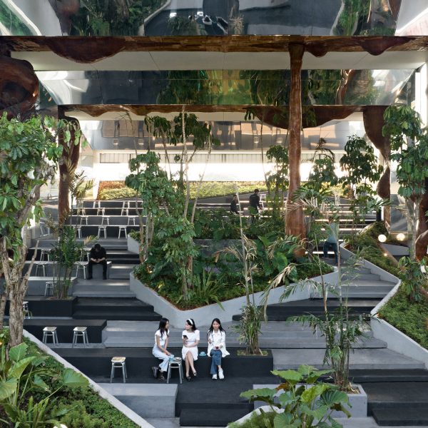 RAD+ar termasuk taman bingkai tropis dengan panel cermin di Indonesia