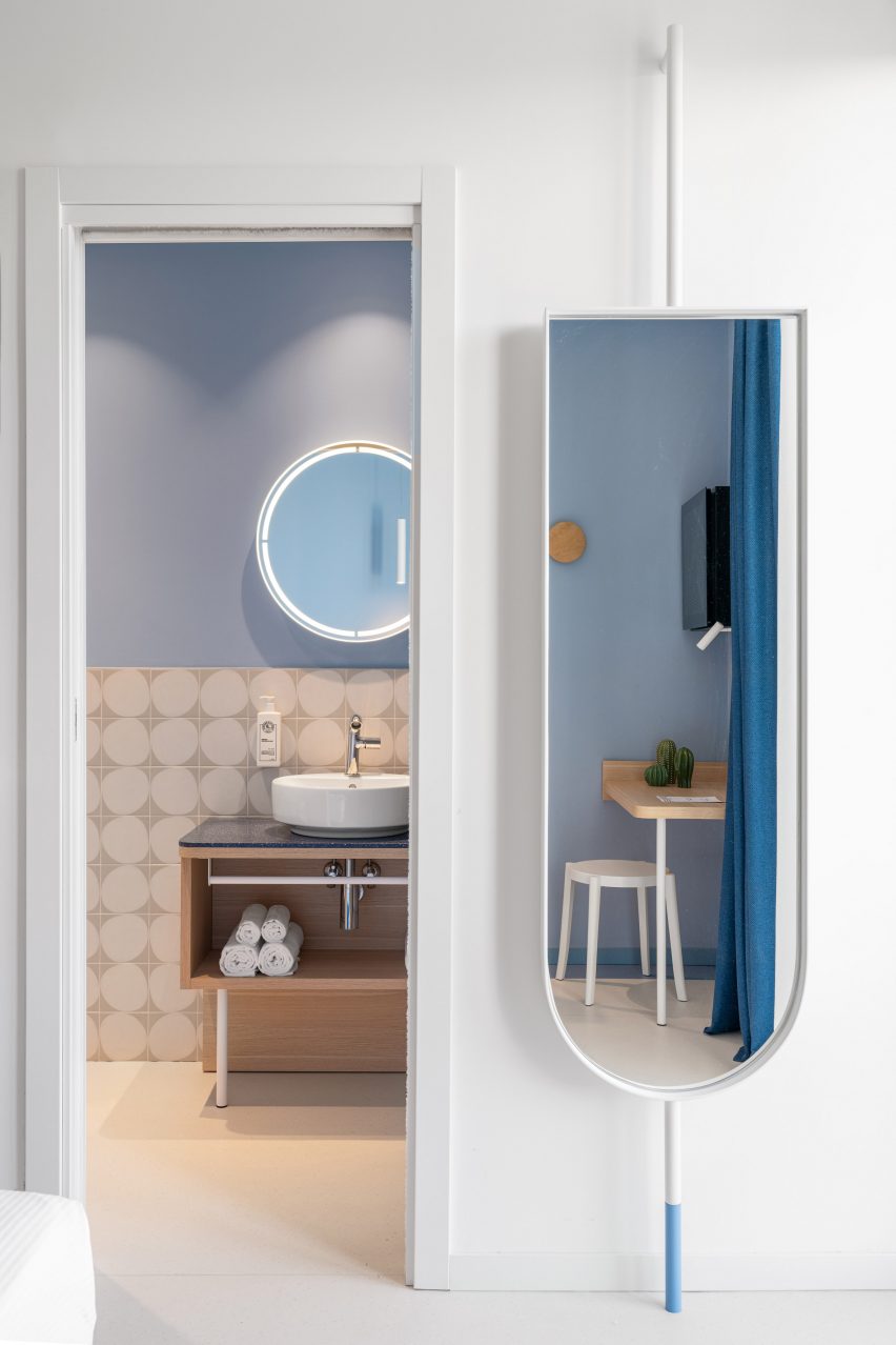 Phòng tắm và gương bên trong khách sạn ở Ý của Fiorini D'Amico Architetti (FDA)