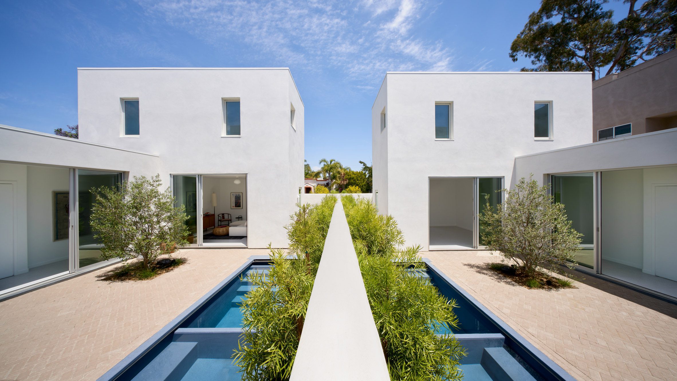 Inaba Williams creates mirrored stucco-clad residences in California - Vimarsana News
