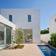 Inaba Williams creates mirrored stucco-clad residences in California