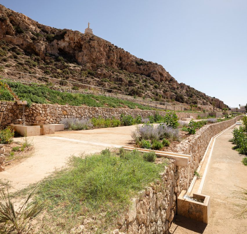 Planted walkways within La Hoya Park in Spain