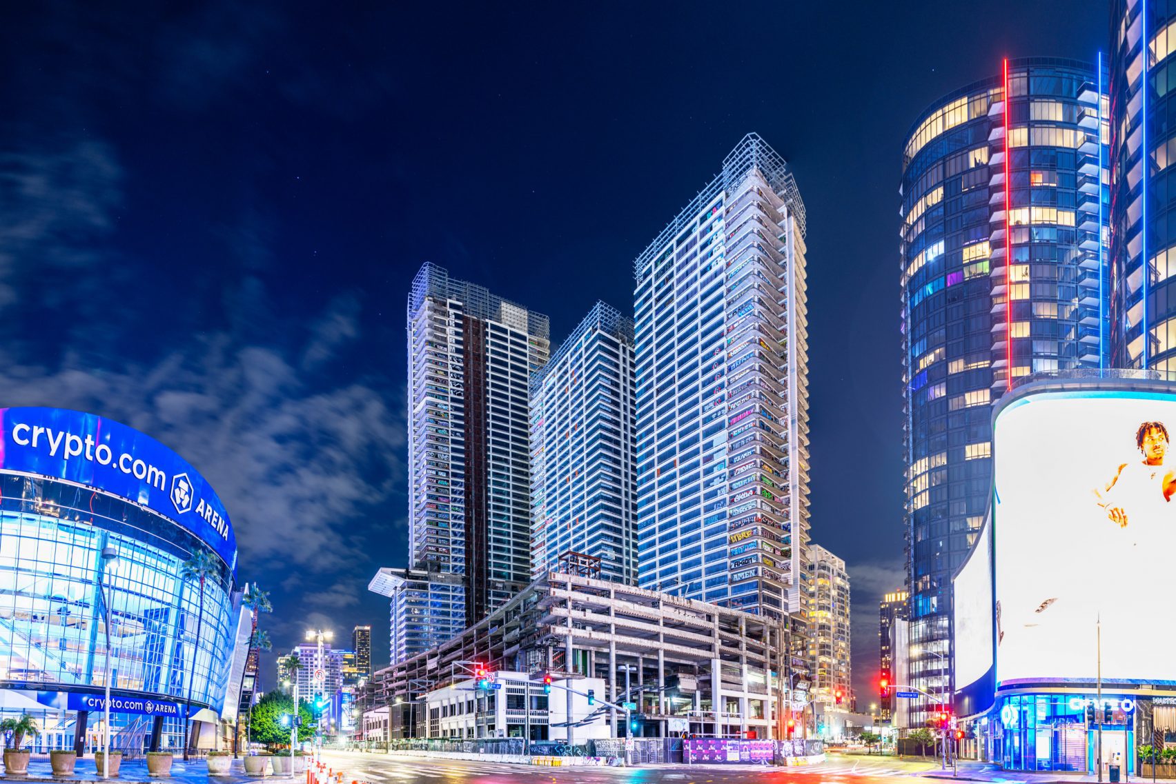 trio-of-abandoned-los-angeles-skyscrapers-covered-in-graffiti