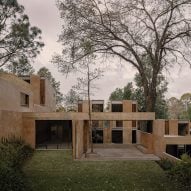 Taller Héctor Barroso envisions Valle de Bravo houses as "silent architecture"