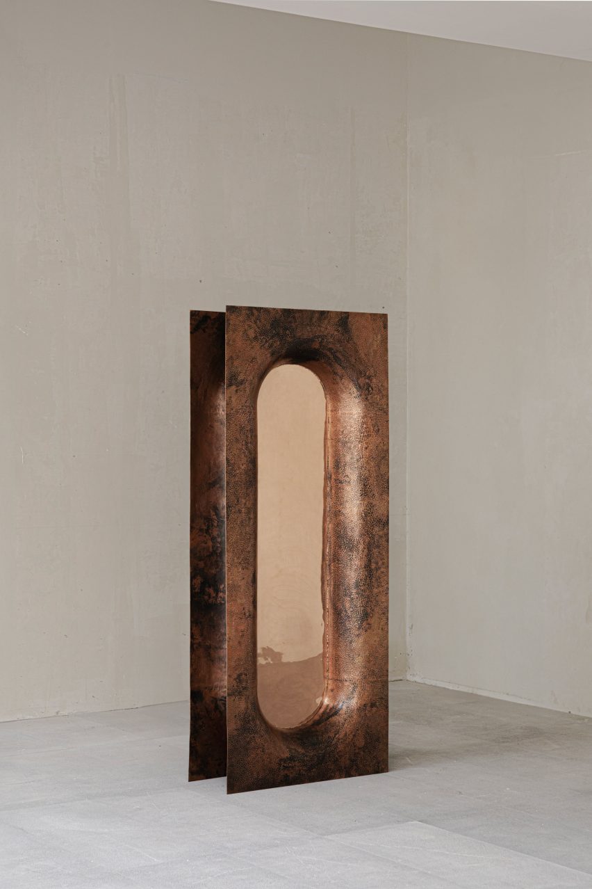 Reflective sculpture by Manu Bañó