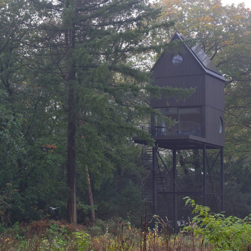 Buitenverblijf Nest, a timber-cladded holiday home in the woods