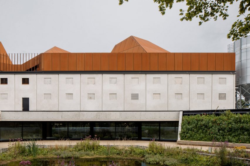 Concrete facade in ODOS Architects' Church Oak Distillery in Ireland
