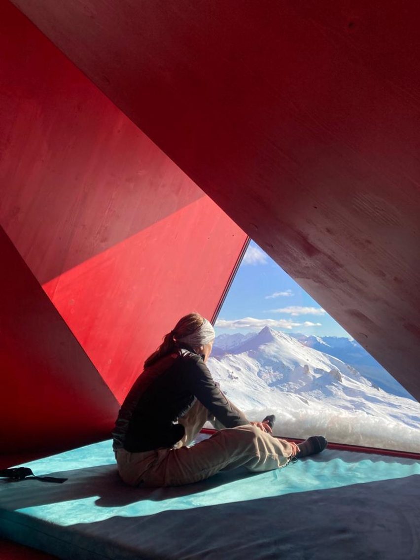El interior de un refugio en forma de molinete en los Alpes italianos por EX Design