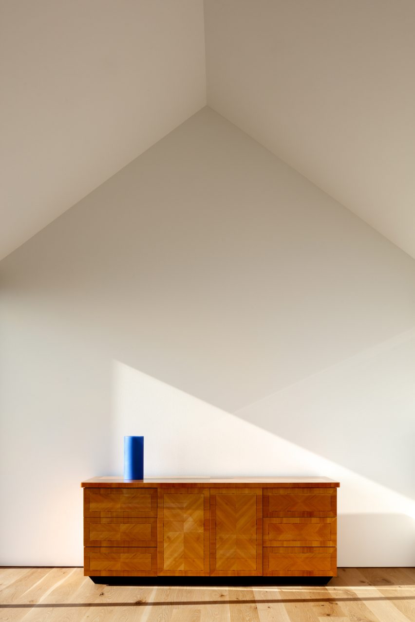 اتاق شیروانی سفید با کنسول چوبی
