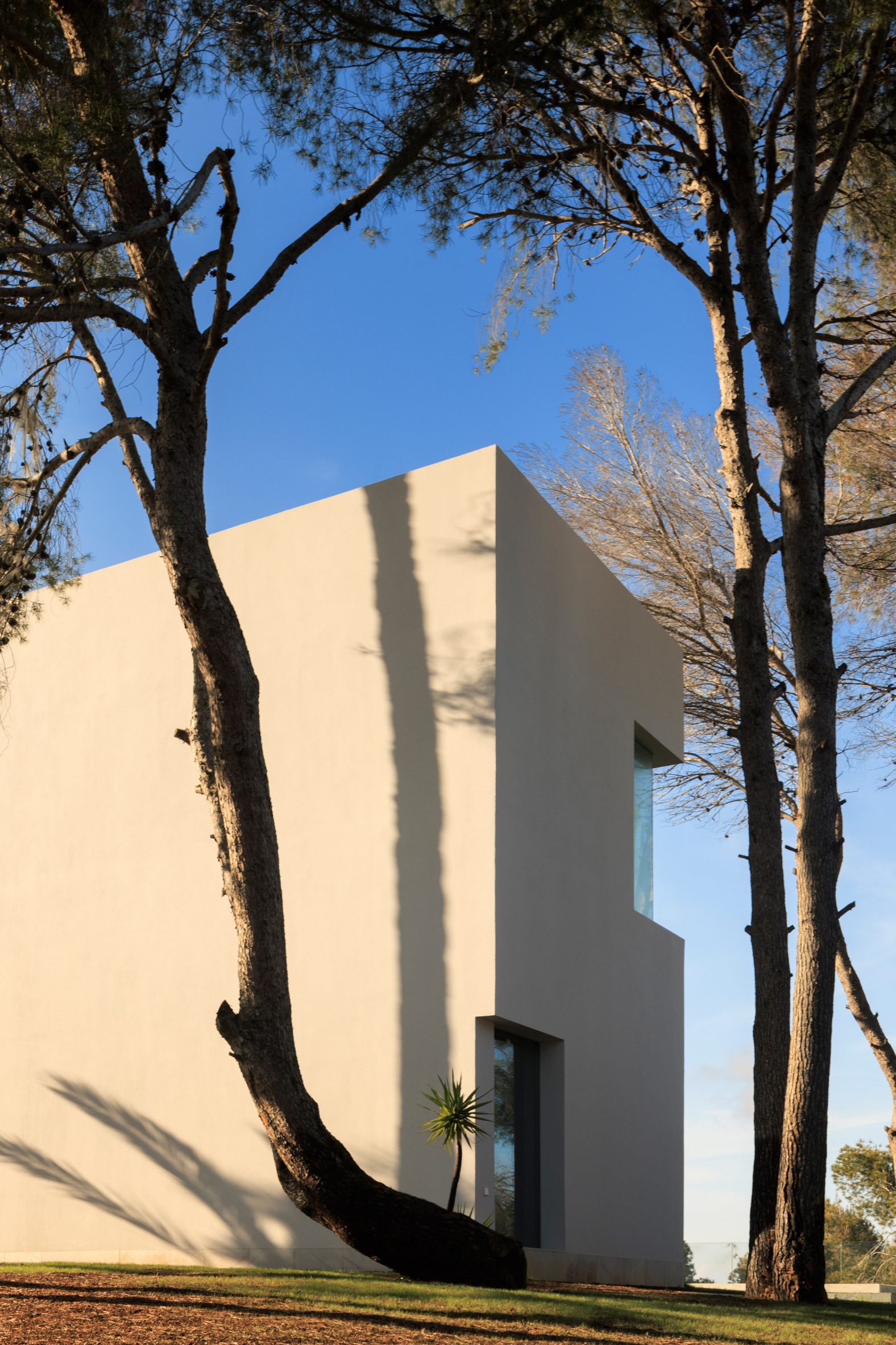 Exterior of white house in Spain by Fran Silvestre Arquitectos