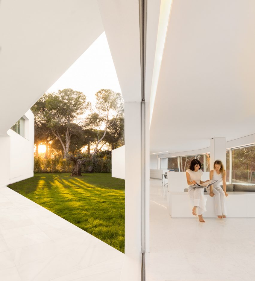Diseño interior totalmente blanco para una casa española.