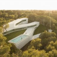 ​​Fran Silvestre Arquitectos references pathways for winding Sabater House in Spain