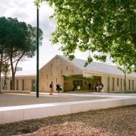 Ateliers O-S and NAS Architecture organise French school around planted courtyard
