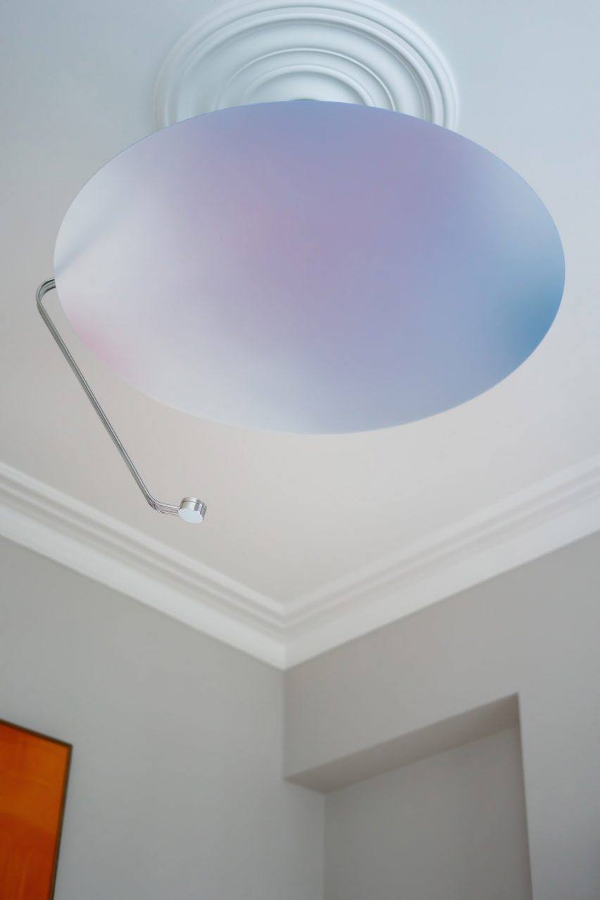 Zdjęcie niedzielnego abażuru z wyłączoną diodą LED, przedstawiające płaski, okrągły panel w kolorze perłowym