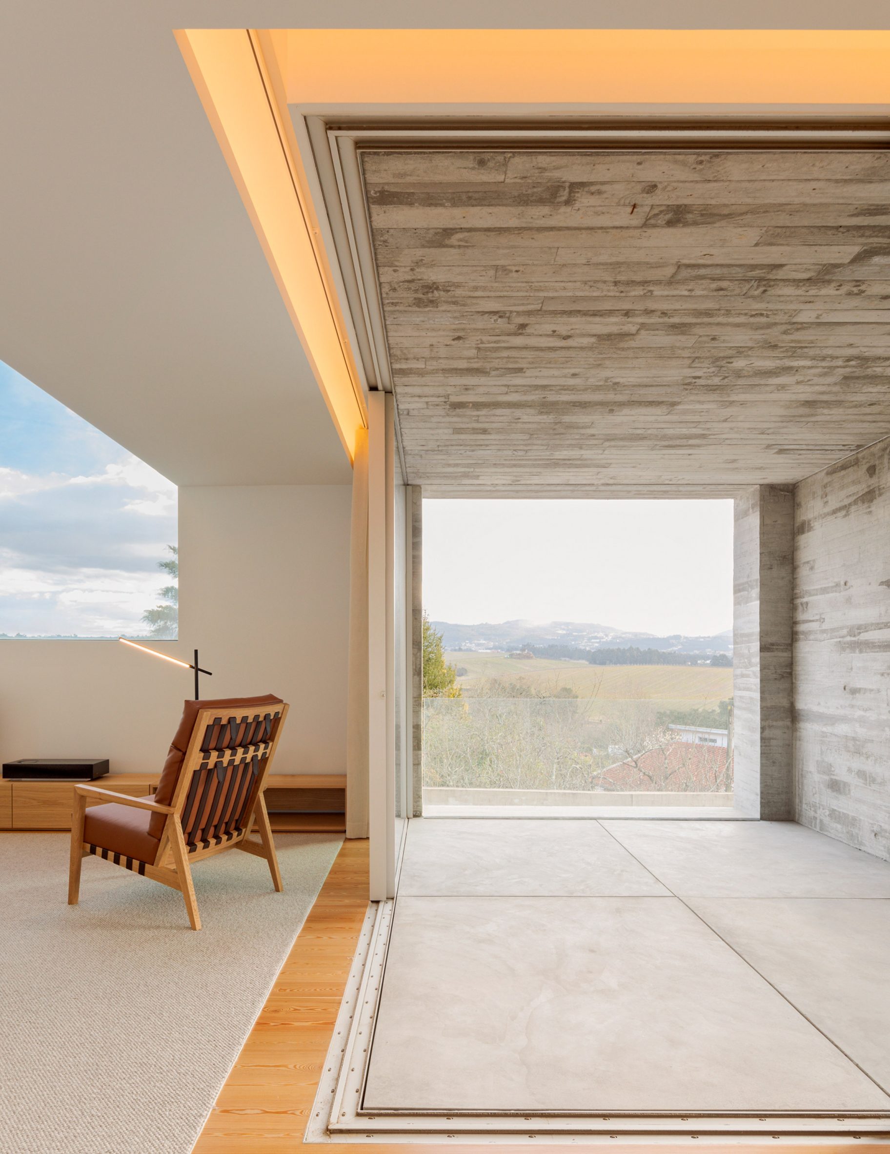 Interiors and deep reveal in SV House by Spaceworkers in Portugal