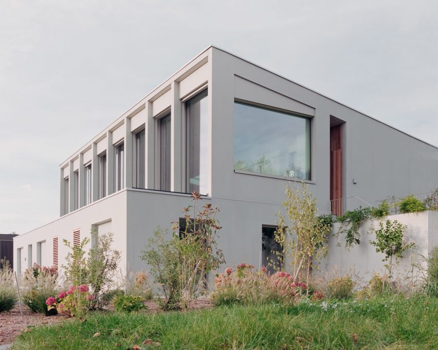 External view of villa in Switzerland by Pérez Palacios Arquitectos Asociados (PPAA)