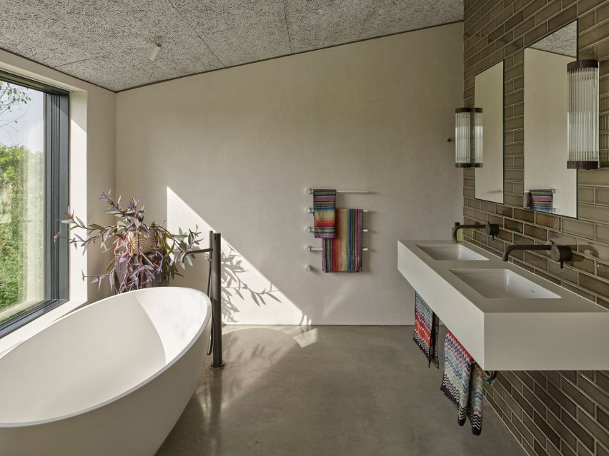Ensuite bathroom within A Modern Oasis by Richard Parr Associates