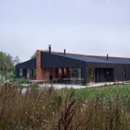 Richard Parr Associates nestles charred-timber home into UK countryside