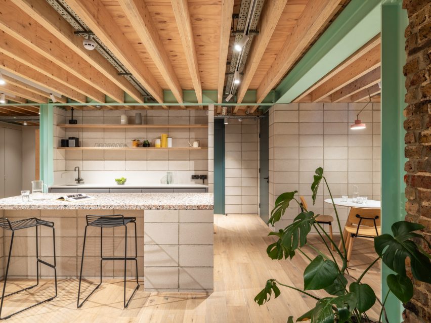 Kitchen with terr،o counter of Addison Studios by Tigg + Coll Architects