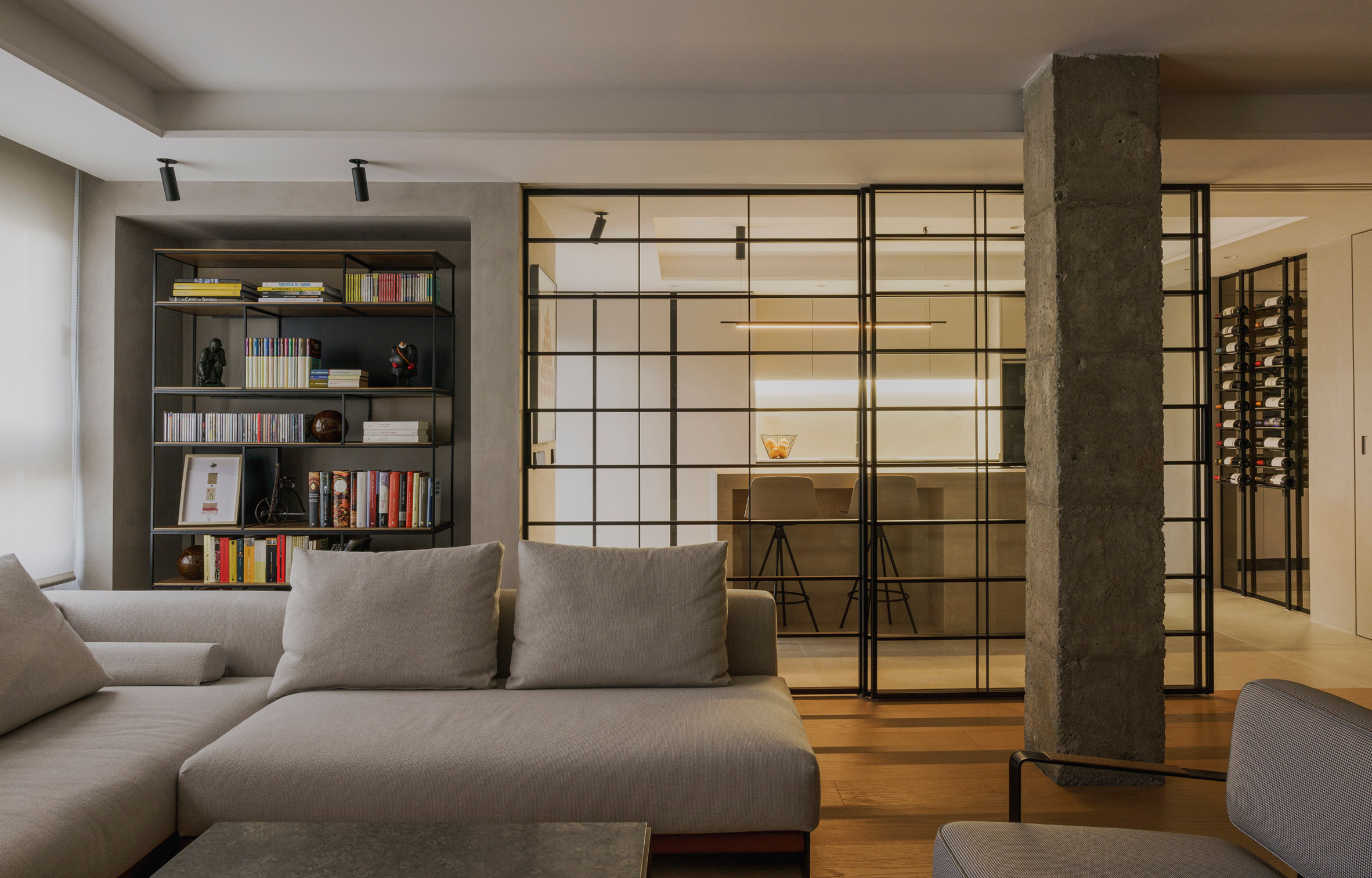Living room in Casa Inversa with a glass partition wall