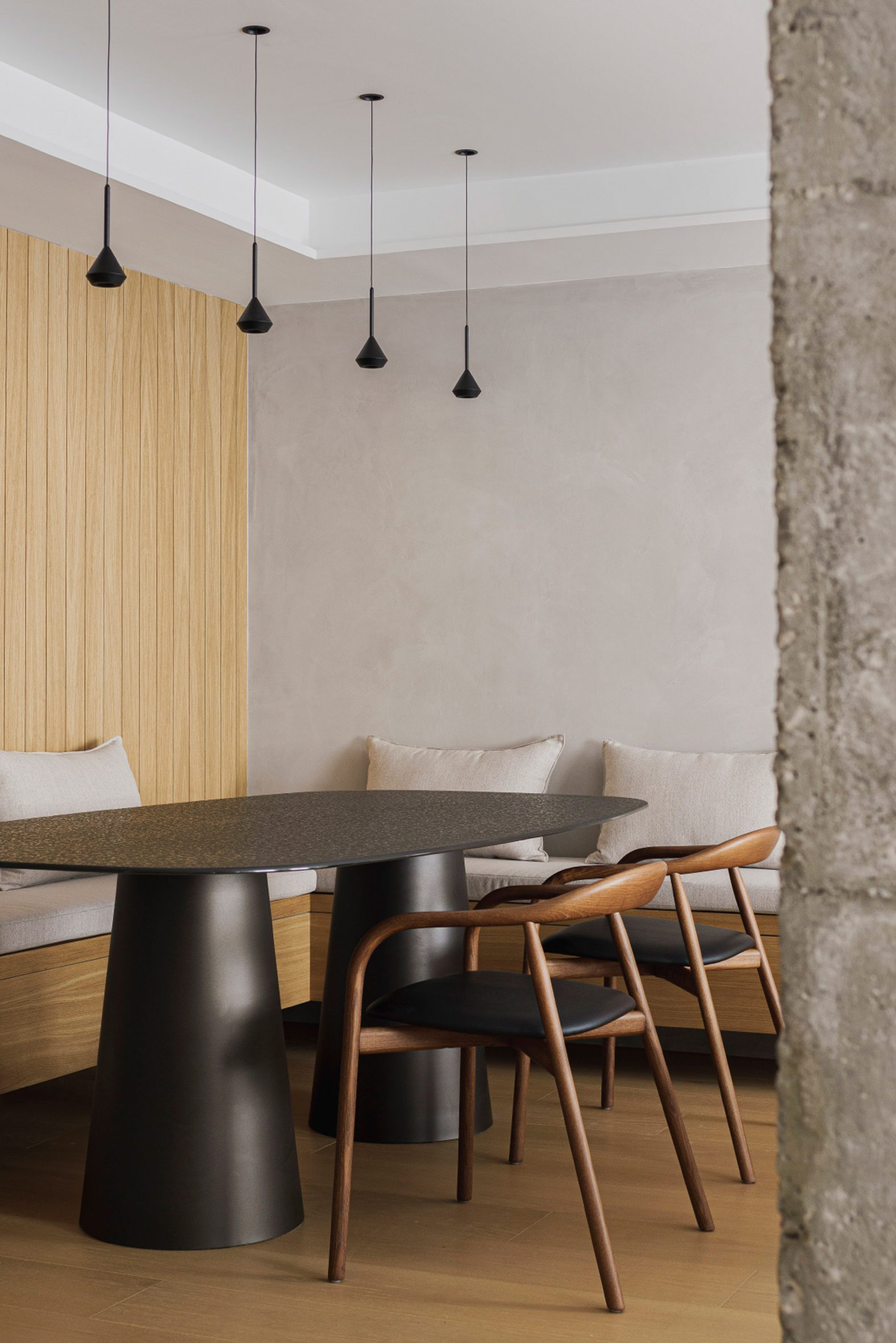 Dining room in Casa Inversa by Destudio