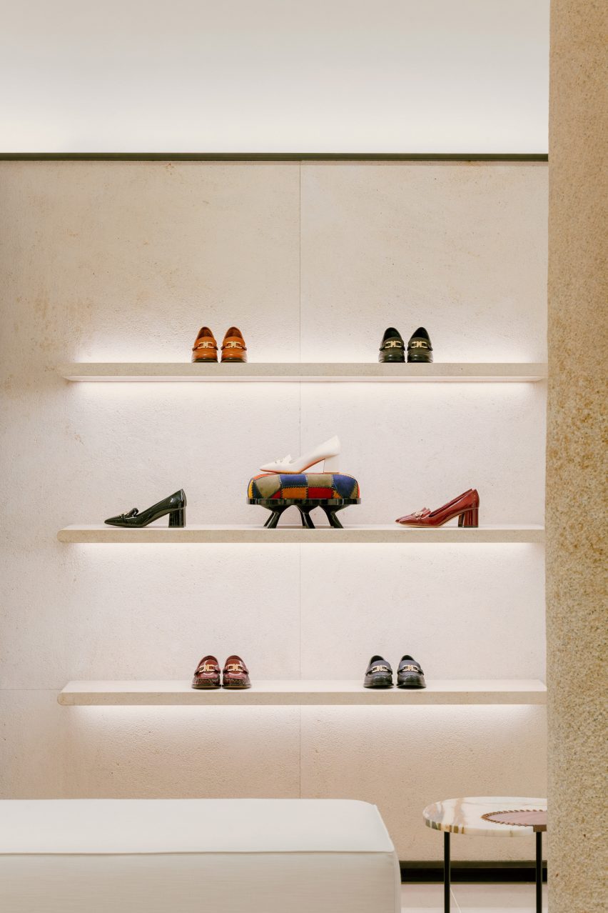 Kệ trưng bày giày bên trong cửa hàng Ferragamo 