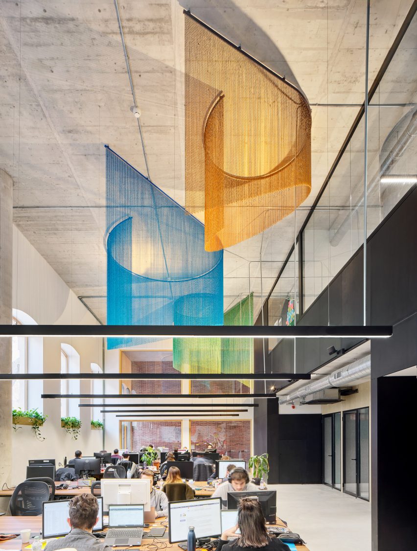 Kriskadecor ceiling chains ،g in circular arrangements in the Barcelona offices of Papernest
