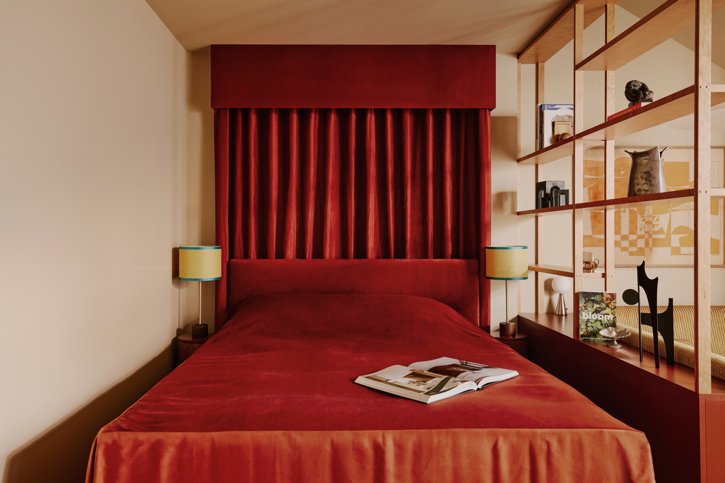 Red bedspread and curtains Locke am Platz