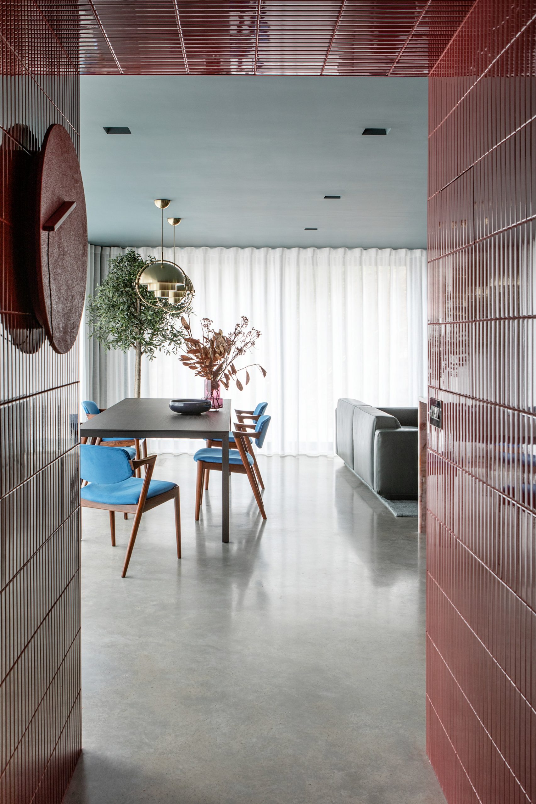 Kingston Lafferty Design đưa căn bếp thạch anh đỏ “gợi cảm” vào cải tạo ...