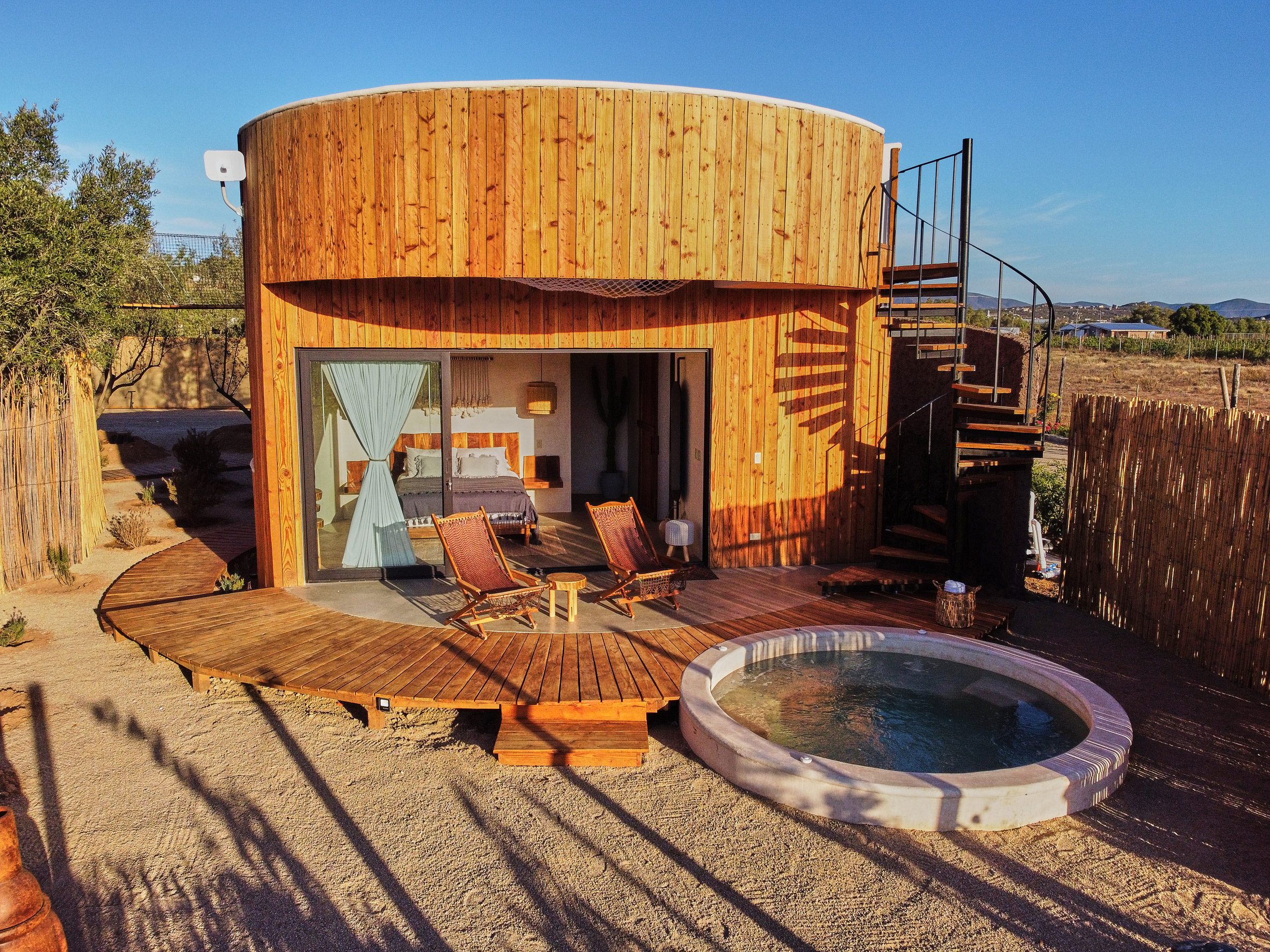 Round cabin with plunge pool